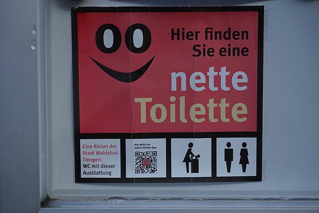 Die Aufkleber an den teilnehmenden Betrieben der Netten Toilette zeigen die Ausstattung.