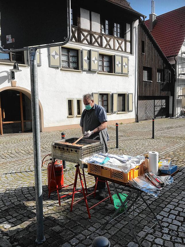 Für die Sennhofanwohner steht Hansjörg Mayer am Grill – mit Mund- und Handschutz sorgt er für die Verpflegung.