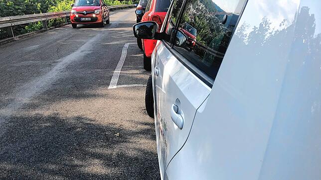 Zu wenige Lücken: Um dem Gegenverkehr künftig ohne Gefahr ausweichen zu können, werden die Parkplätze in der Kalvarienbergstraße in ...