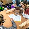 Bei Straub Verpackungen hilft ein Teampartner bei der Einarbeitung. Vertriebsmitarbeiterin Hanna Meise (links) gibt der neuen Kollegin ...