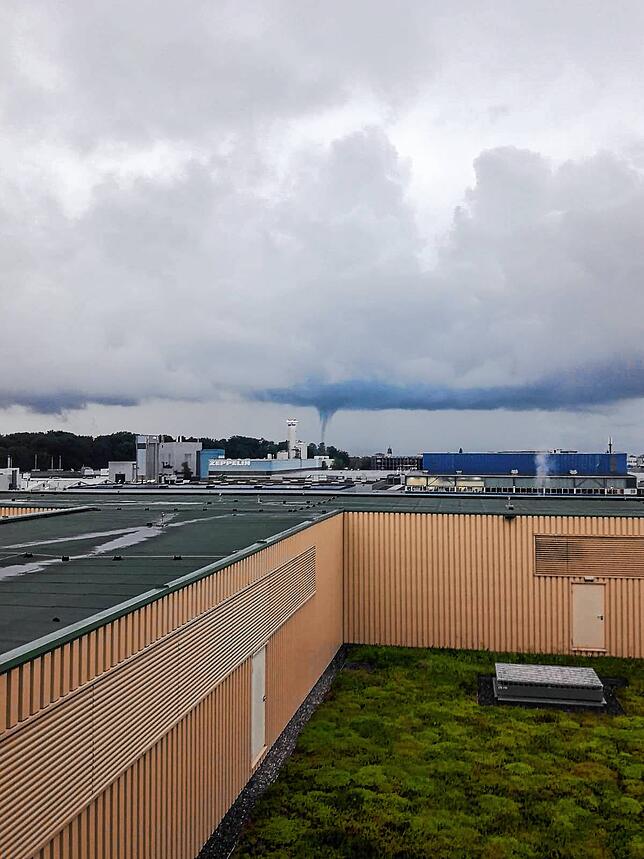 Eine Wasserhose, wie hier fotografiert aus Werk 2 des Unternehmens ZF Friedrichshafen im August 2020, tritt durchschnittlich alle ein ...