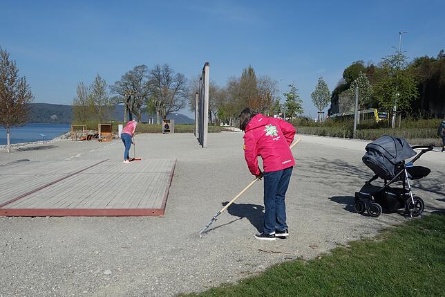 Nadine (links) und Maria Langle sorgen im Uferpark für saubere und abfallfreie Flächen.