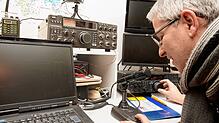 Hier laufen im Katastrophenfall die Fäden zusammen: Harry Kurrle (Funkzeichen DB1AMG) in Aktion im Funk-Shack von Notfunk Bodensee.