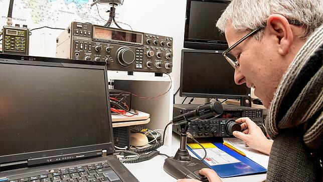 Hier laufen im Katastrophenfall die Fäden zusammen: Harry Kurrle (Funkzeichen DB1AMG) in Aktion im Funk-Shack von Notfunk Bodensee.