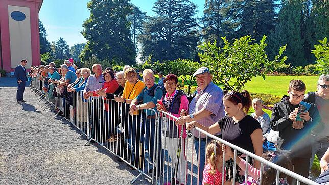 Die Reihen füllen sich und Björn Graf Bernadotte kommt ins Gespräch mit ein paar Fans, die auf Königin Silvia von Schweden warten.
