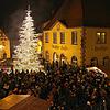 Auf dem Pfullendorfer Marktplatz, rund um den großen Christbaum und eingebettet zwischen den Gebäuden der historischen Altstadt lockt ...