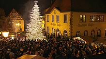 Auf dem Pfullendorfer Marktplatz, rund um den großen Christbaum und eingebettet zwischen den Gebäuden der historischen Altstadt lockt ...