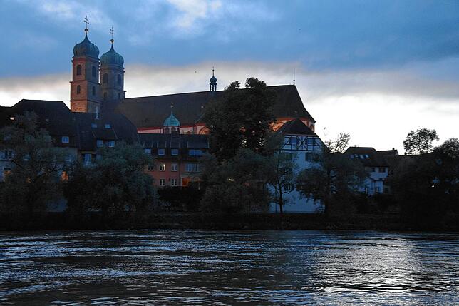 Einzigartig ist der Anblick auf das St. Fridolinsmünster in Bad Säckingen vom Rhein aus bei einbrechender Dunkelheit.