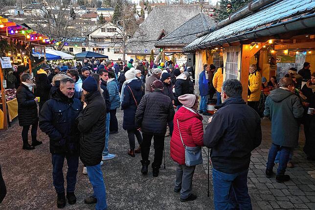 Bild 20: Gesang und Glühweinduft vor der Kirnachmühle: Der Unterkirnacher Weihnachtsmarkt lädt zum Verweilen