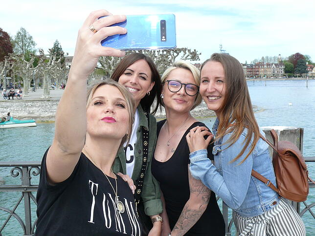 Paulina nimmt Jasmin, Sabrina und Sandra mit auf ihr Selfie, im Hintergrund die Seestraße