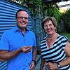Der neue Chef des Lions Clubs Bad Säckingen, Peter Welsch, erhält von seiner Vorgängerin Elisabeth Gerspach die Präsidentennadel.