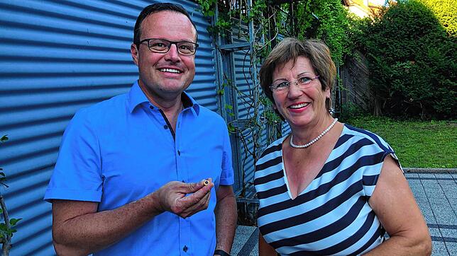 Der neue Chef des Lions Clubs Bad Säckingen, Peter Welsch, erhält von seiner Vorgängerin Elisabeth Gerspach die Präsidentennadel.