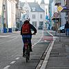 Eine Fahrradfahrerin ist in der Radolfzeller Bismarckstraße unterwegs. Zur Verbesserung des Radverkehrs hat die Stadt im Jahr 2022 ...