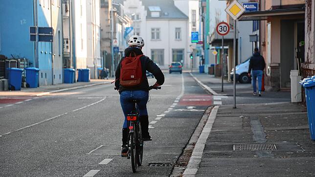Eine Fahrradfahrerin ist in der Radolfzeller Bismarckstraße unterwegs. Zur Verbesserung des Radverkehrs hat die Stadt im Jahr 2022 ...