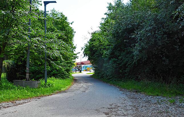 Der Weg zur Tennishalle beziehungsweise zur Trendsportanlage muss zum Teil verlegt werden.