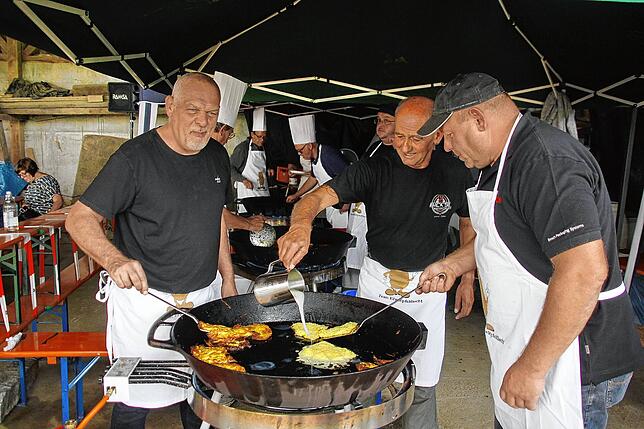 Schon der Duft von Kartoffelpuffern lockte zahlreiche Besucher an den Stand von Jochen Dostinga, Jürgen Giner und Thomas Wittmer (von ...