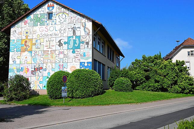 Die 1908 durch die damalige Gemeinde Oberlauchringen erbaute Volksschule beherbergt heute die Grundschule Oberlauchringen.