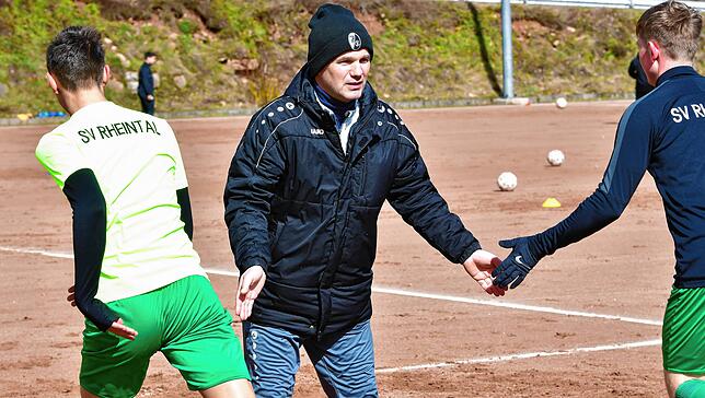 Gute Vorbereitung: Trainer Roger Streule schaut den Jungs des SV Rheintal beim Warm machen nicht zu, sondern ist aktiv im Geschehen dabei.