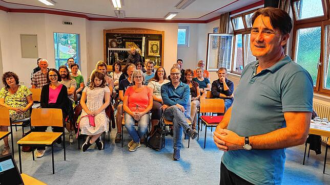 Der neue Ortsvorsteher von Aftersteg, Gerhard Rasch, begrüßt den Ortschaftsrat und die Zuhörer im Aftersteger Rathaus zur Sitzung mit ...