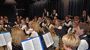 Die Musik- und Trachtenkapelle Schabenhausen präsentiert sich anlässlich ihres 75-jährigen Bestehens in Bestform. Foto: Gerd Jerger