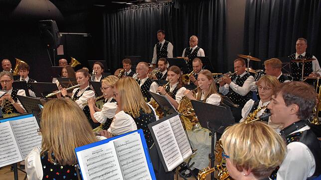 Die Musik- und Trachtenkapelle Schabenhausen präsentiert sich anlässlich ihres 75-jährigen Bestehens in Bestform. Foto: Gerd Jerger