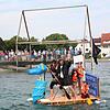 Das Aushängeschild des Uhldinger Hafenfestes: die Schrottregatta. Die fünfköpfige Jury vergab den ersten Platz an die fünf Mühlhofer ...