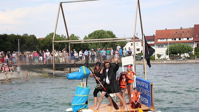 Das Aushängeschild des Uhldinger Hafenfestes: die Schrottregatta. Die fünfköpfige Jury vergab den ersten Platz an die fünf Mühlhofer ...