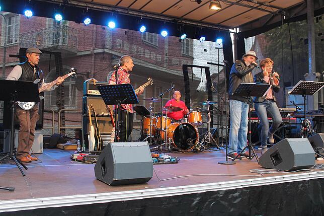 Zwei Auftritte absolviert die Saverner Band „Vin´t Age“ auf der Bühne am Rathaus und begeistert mit Rock und Blues-Covern. ...
