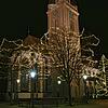 Der Marktplatz bleibt ruhig und still: Vorne die Weihnachtsbeleuchtung, dahinter das Radolfzeller Münster.