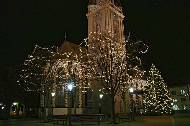 Der Marktplatz bleibt ruhig und still: Vorne die Weihnachtsbeleuchtung, dahinter das Radolfzeller Münster.