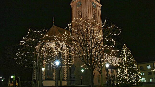 Der Marktplatz bleibt ruhig und still: Vorne die Weihnachtsbeleuchtung, dahinter das Radolfzeller Münster.