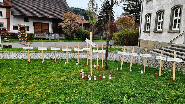 So sieht die Rasenfläche vor dem Schul- und Rathaus in Blumberg-Fützen am 1.Mai 2021 aus.