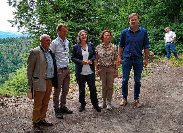 Bei der Einrichtung des Bannwalds (von links): Wilderich Graf von und zu Bodman, Johannes Baron von Bodman, Regierungspräsidentin Bärbel ...
