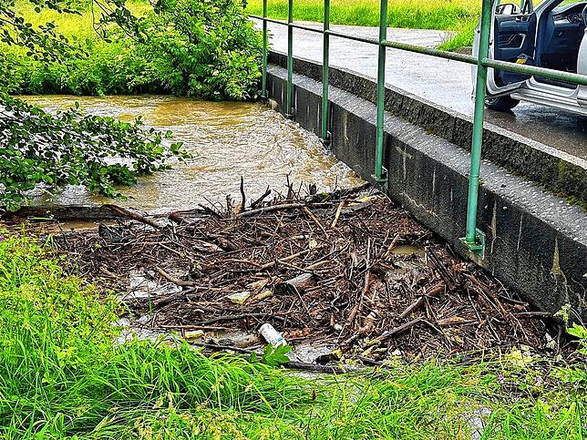 An mehreren Brücken an der Stockacher Aach gab es am Wochenende solche Bilder.