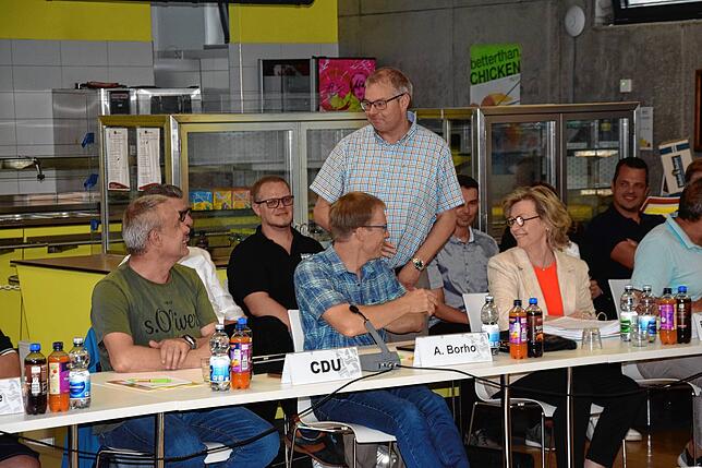 Bürgermeister Alexander Guhl (stehend) begrüßte die neu gewählten Mitglieder des Bad Säckinger Gemeinderats – rechts im Bild Petra ...