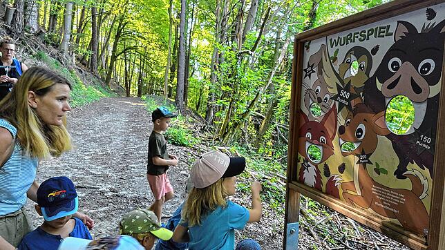 Mit Eicheln oder Zapfen können die Kinder an einer Station des Erlebnispfads in Sipplingen die Tiere „füttern“ – und selbst zu ...