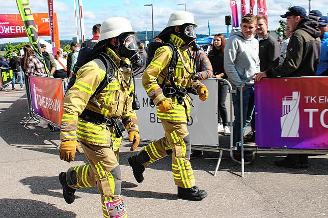 David Bauer (links) und Leon Maurer von der Feuerwehr Schwieberdingen machen sich auf den beschwerlichen Weg – in voller Montur und mit ...