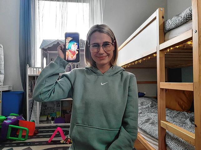 Doreen Aldugan zeigt ein Foto aus ihrer rebellischen Zeit.