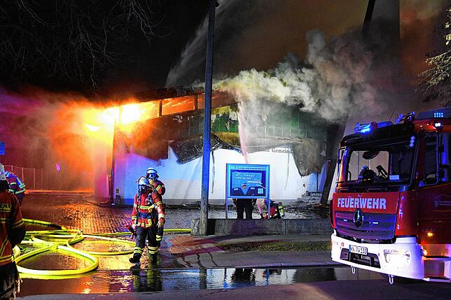 In der Nacht auf Montag wurde die Friedenskirche in Singen bei einem Feuer komplett zerstört. Bereits beim Eintreffen der Feuerwehr ...