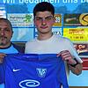 Junge Verstärkung: Sportchef Franco Viteritti (links) vom TuS Stetten freut sich über Neuzugang Faruk Kaymak (19) aus dem Nachwuchs von ...