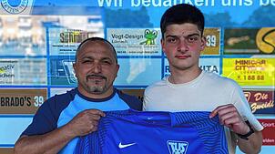 Junge Verstärkung: Sportchef Franco Viteritti (links) vom TuS Stetten freut sich über Neuzugang Faruk Kaymak (19) aus dem Nachwuchs von ...