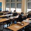 Lehrer Georg Kohlschmitt von der Donaueschinger Realschule mit der Klasse 8e. In der Hand hält er einige der Schnelltests, mit denen ...