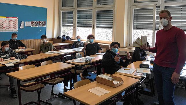 Lehrer Georg Kohlschmitt von der Donaueschinger Realschule mit der Klasse 8e. In der Hand hält er einige der Schnelltests, mit denen ...