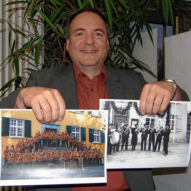 Die Musikkameradschaft Langenrain-Freudental feierte 2010 ihr 75-jähriges Bestehen. Dirigent Lothar Bottlang zeigt hier das älteste und ...