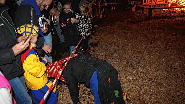 Bild 23: Konstanzer Fasnacht: Im Uniwald tanzen Narren und Mäschgerle am Feuer