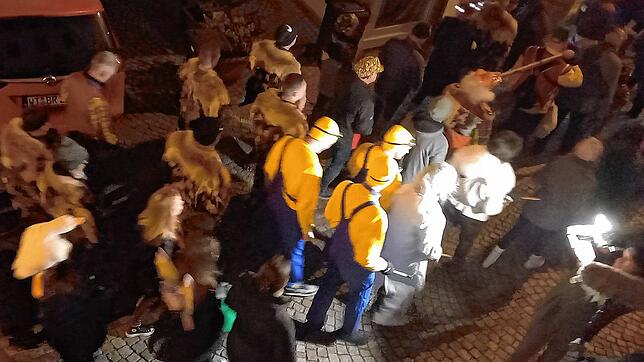 Narren ziehen am frühen Morgen des Dritten Faißen tschätternde durch Laufenburg.
