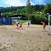 Noch darf auf diesem durch die Schulbaustelle eingegrenzten Bolzplatz gekickt werden. Die geplante Sperrung trifft jedoch auf heftigen ...