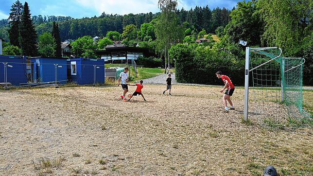 Noch darf auf diesem durch die Schulbaustelle eingegrenzten Bolzplatz gekickt werden. Die geplante Sperrung trifft jedoch auf heftigen ...