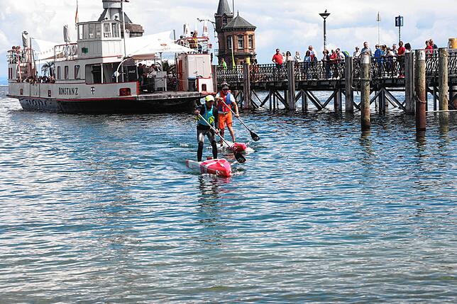 Bild 25: Auf zum SUP-Rennen! Bei der Bodenseewoche 2024 messen sich die Paddler im Wettstreit