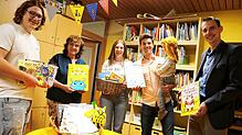 Lars Haas (von links), Gabi Hirt und Maren Brugger vom Kindergarten sowie Bürgermeister Christian Wörpel (rechts) freuen sich über die ...